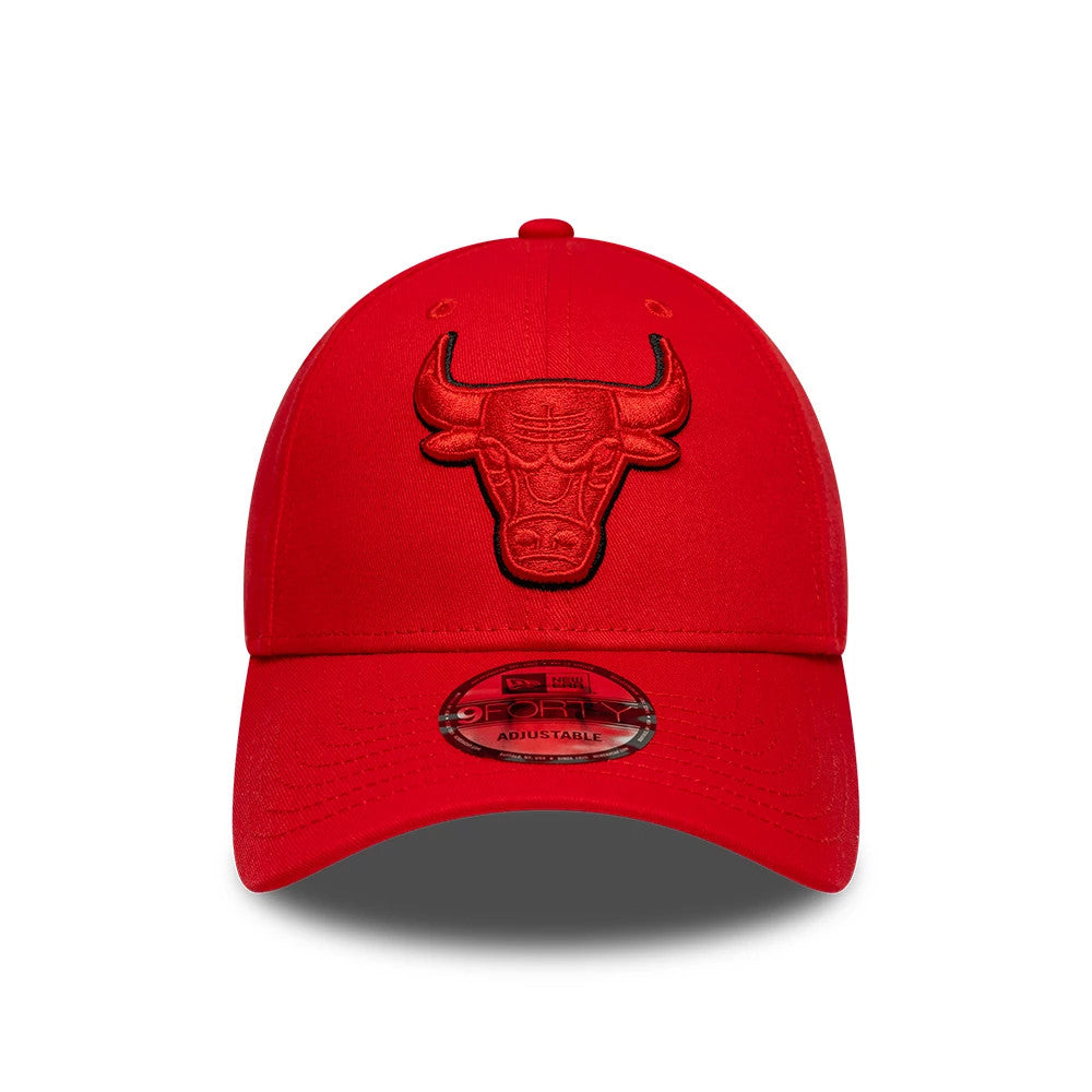 Chicago Bulls NBA Outline Red New Era 9FORTY Adjustable Cap, front view showing a red embroidered bull logo with black outlines on the front panel, complemented by a curved red visor with a 9FORTY size sticker centred on it.