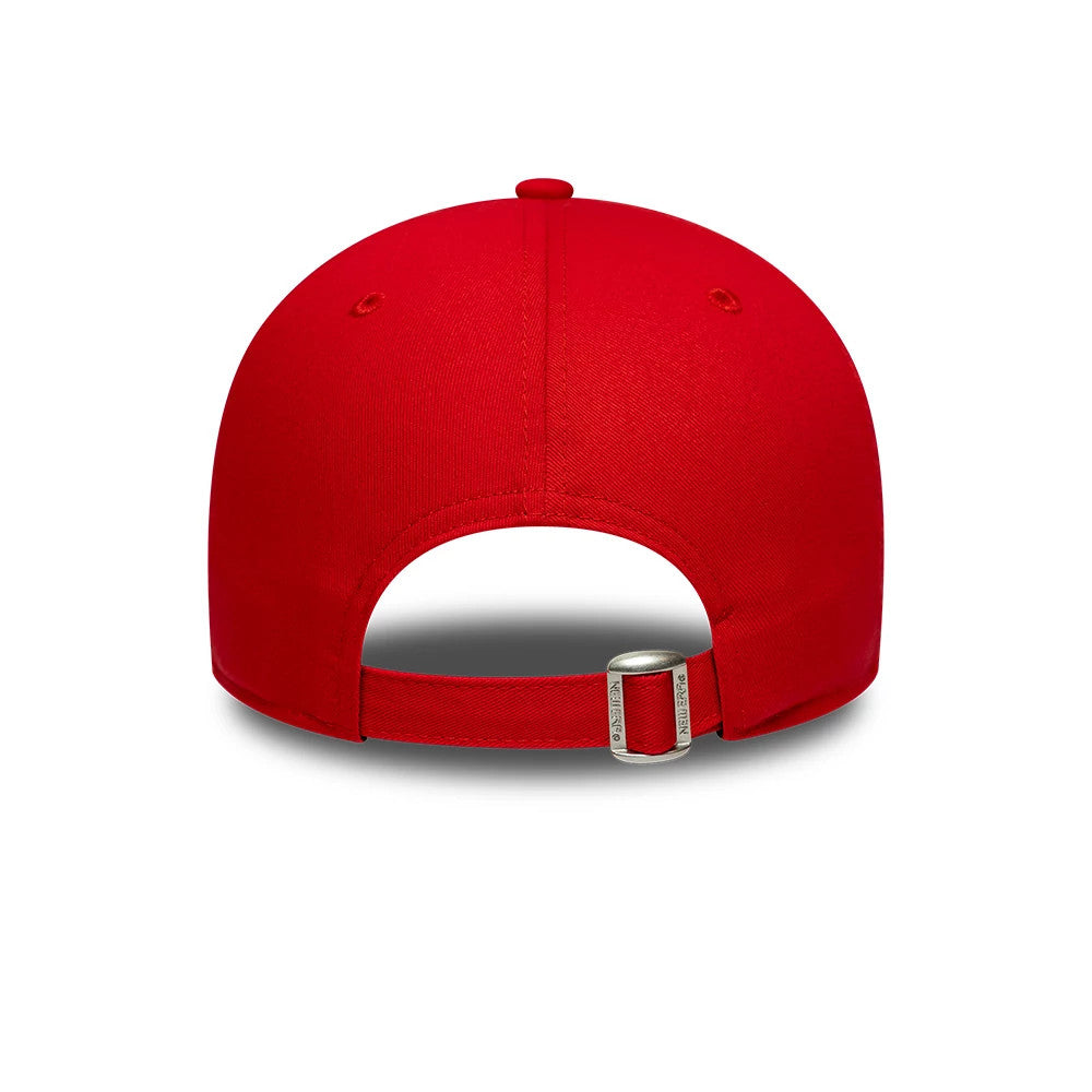 Pictured is this NBA Outline Chicago Bulls 9FORTY cap in red. 4