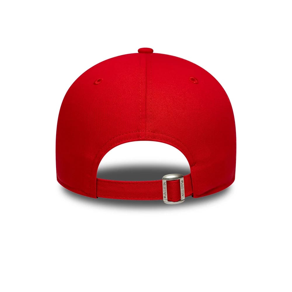 Pictured is this NBA Outline Chicago Bulls 9FORTY cap in red. 4