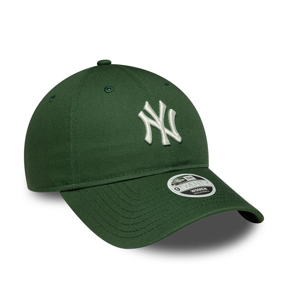 Yankees Womens MLB League Essential Dark Green New Era 9TWENTY Adjustable Cap, three-quarter view showing the white raised embroidery NY logo on the structured green crown, with a curved visor and grey 9TWENTY size sticker on the visor.