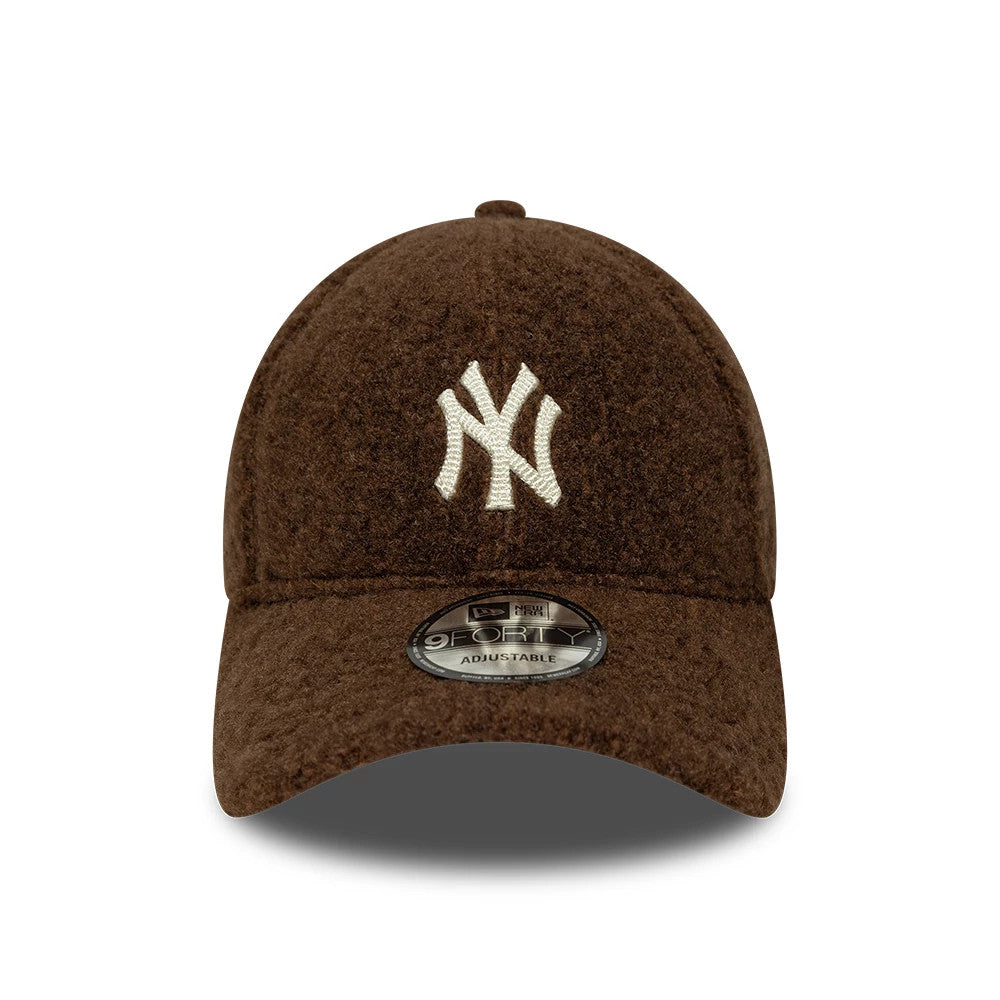 New York Yankees MLB Winter Borg Brown New Era 9FORTY Adjustable Cap, front view showing the raised white New York Yankees logo embroidered on the plush brown crown, curved brown visor with a 9FORTY size sticker at the centre.