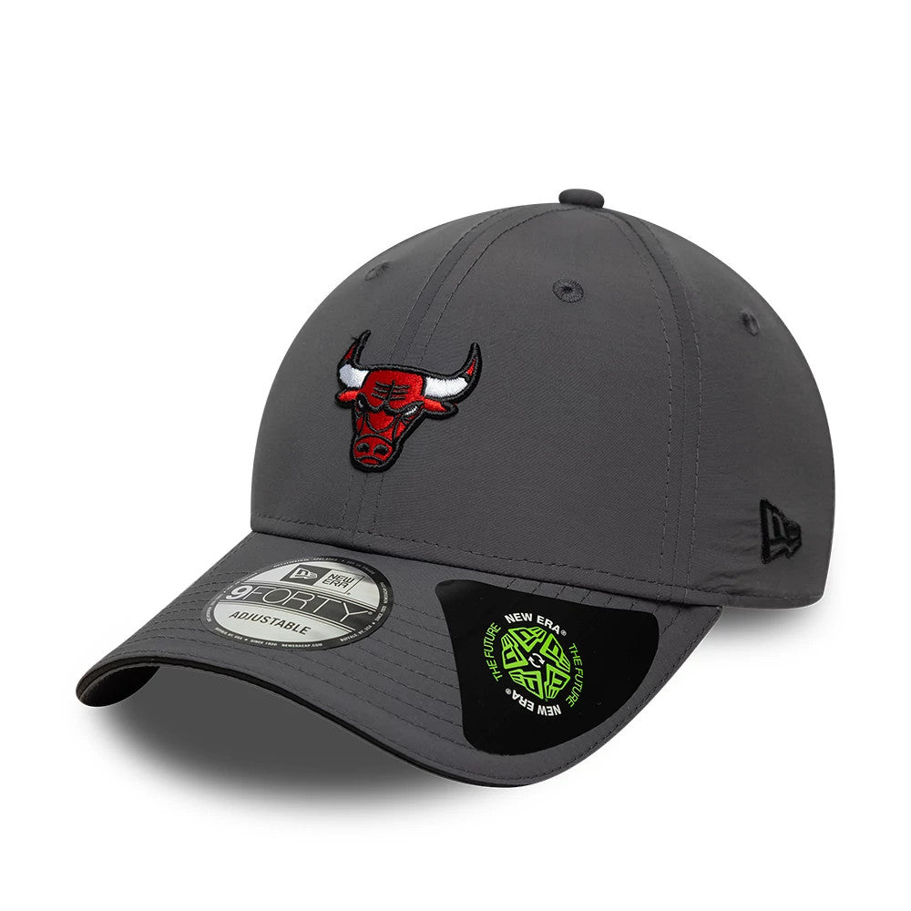 Chicago Bulls NBA Recycled Charcoal New Era 9FORTY Adjustable Cap, front view showing a red and white embroidered Bulls logo on the structured charcoal crown with a curved visor, black New Era flag logo on the left side.