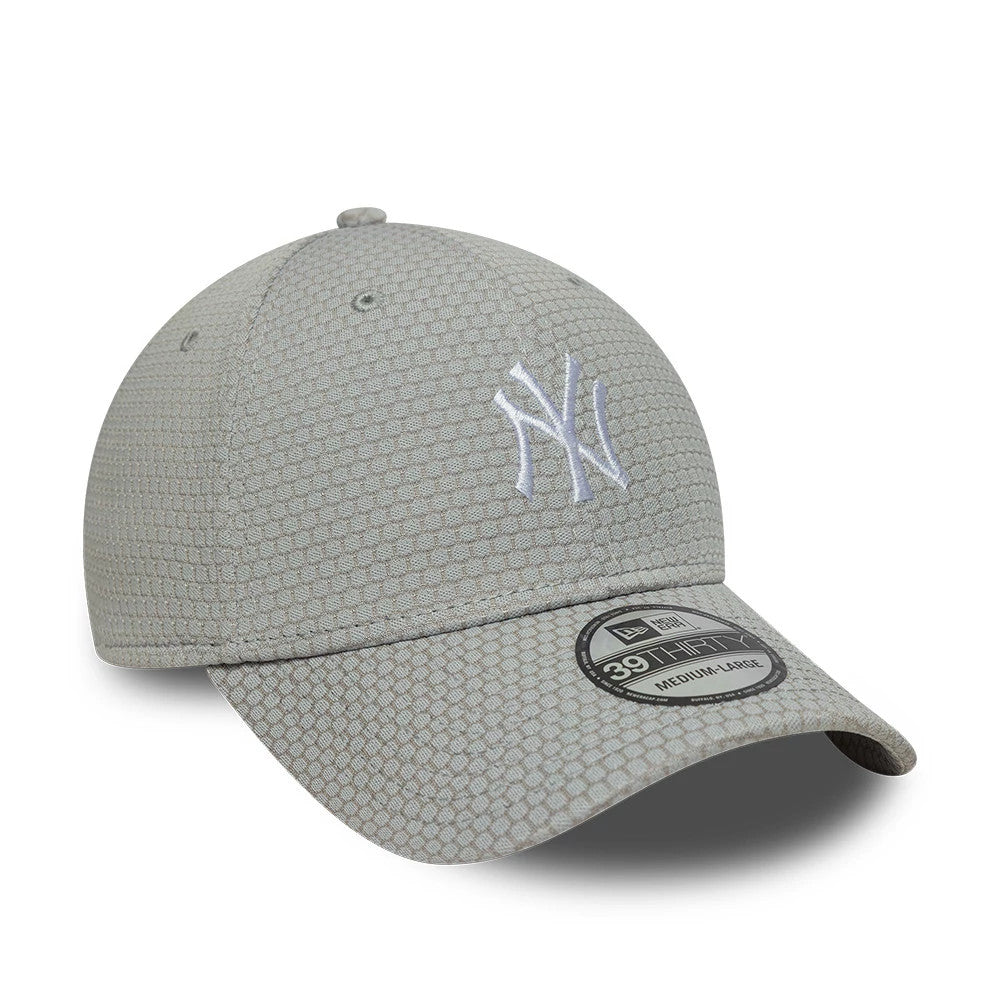 Pictured is this MLB Stretch Mesh New York Yankees 39THIRTY Stretch Fit cap in grey. 3