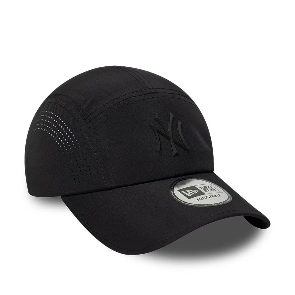Pictured is this MLB Tech Midi New York Yankees Runner cap in black. 3