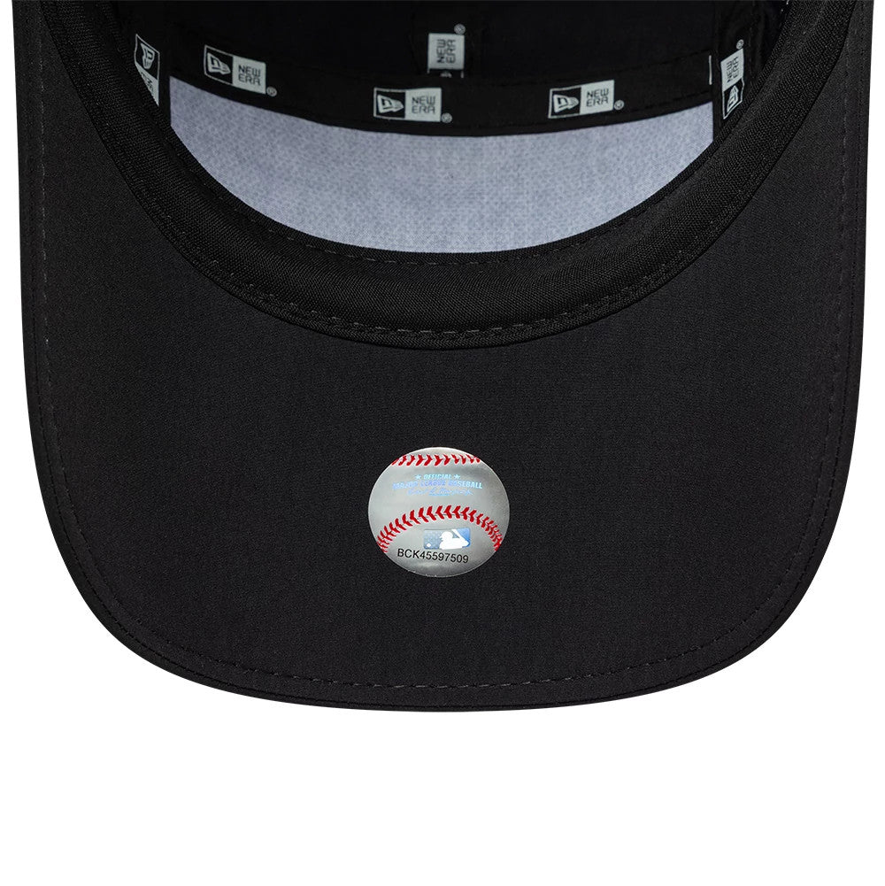 Pictured is this MLB Tech Midi New York Yankees Runner cap in black. 5