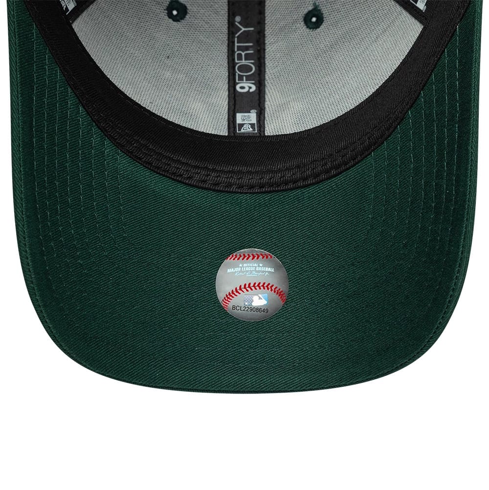 Pictured is this MLB Outdoor Icon New York Yankees 9FORTY cap in dark green. 5