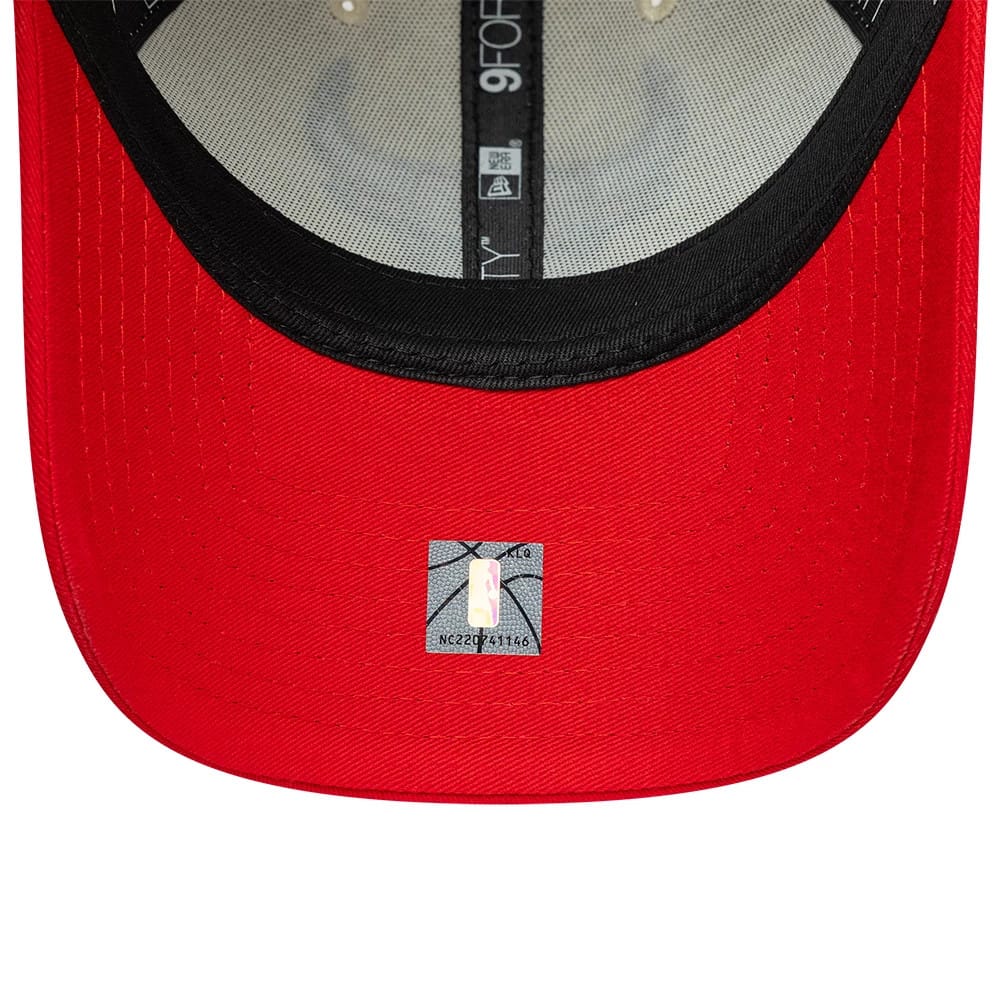 Pictured is this NBA Colourblock Chicago Bulls 9FORTY cap in cream. 5