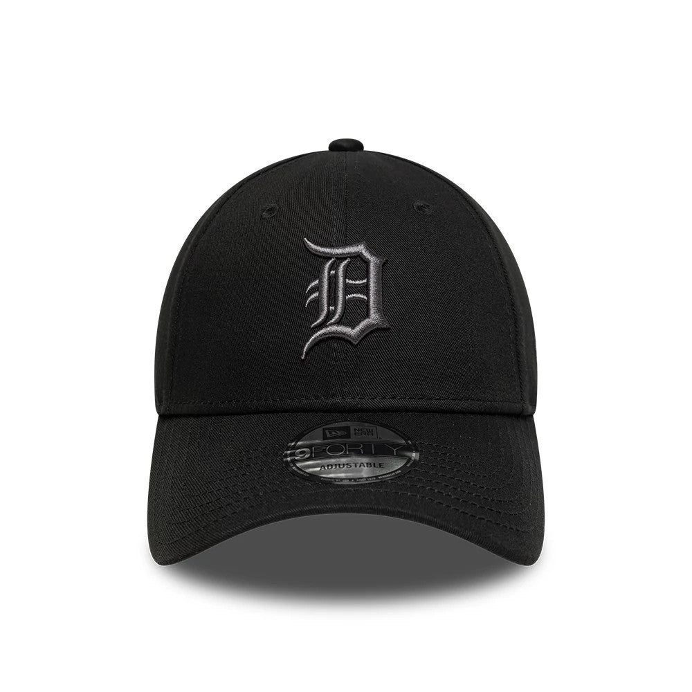 Detroit Tigers MLB League Essential Black New Era 9FORTY Adjustable Cap, front view showing a raised grey embroidered D logo on the structured black front panels, with a curved visor and 9FORTY size sticker on the centre.