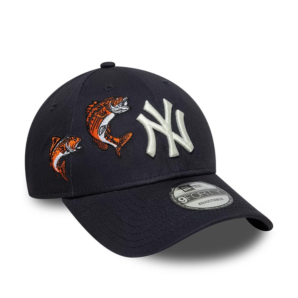 Pictured is this MLB Outdoor Icon New York Yankees 9FORTY cap in navy. 1