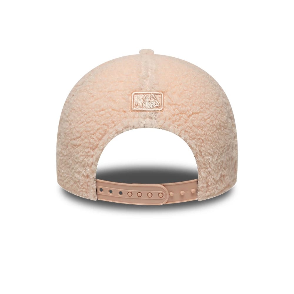 Pictured is this Youth MLB Winter Borg New York Yankees 9FORTY M-Crown cap in pastel pink. 4
