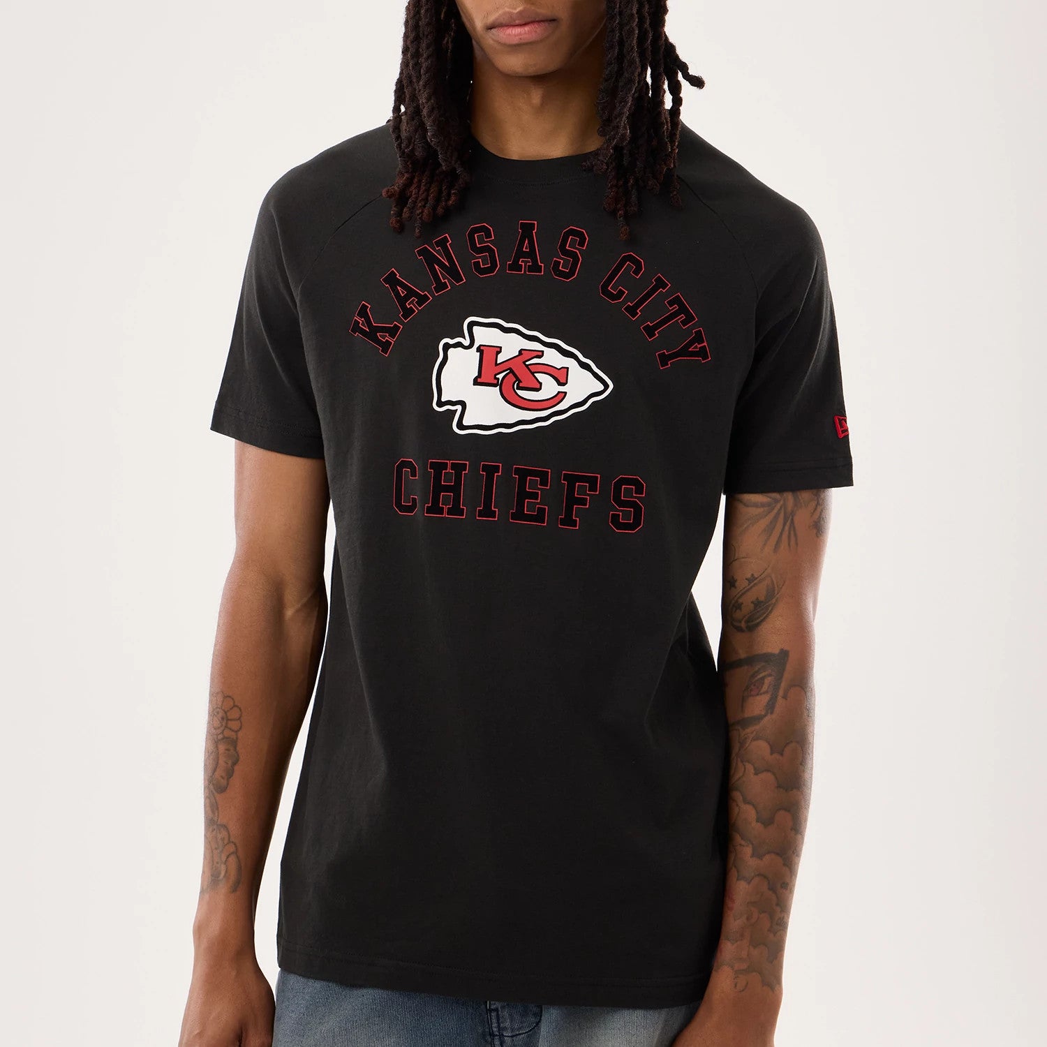 New Era Kansas City Chiefs NFL Sideline 2026 Black T-Shirt, front view on-model displaying the white and red embroidered Chiefs logo centred on the chest, with Kansas City text arching above, a red New Era logo on the left sleeve.