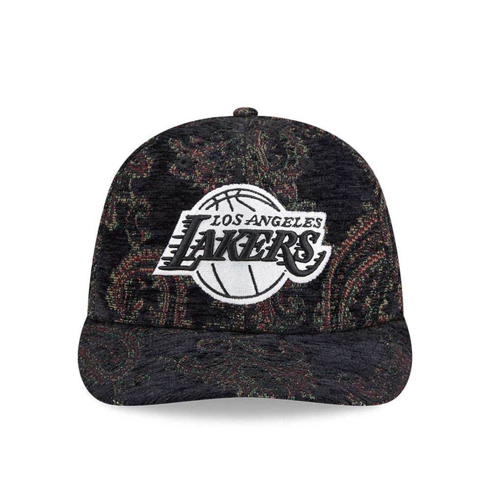 LA Lakers NBA Jacquard Chenille Black New Era 59FIFTY Fitted Cap, front view showing a large white and black embroidered Los Angeles Lakers logo on the centre of a textured black jacquard crown, with a matching patterned flat visor.