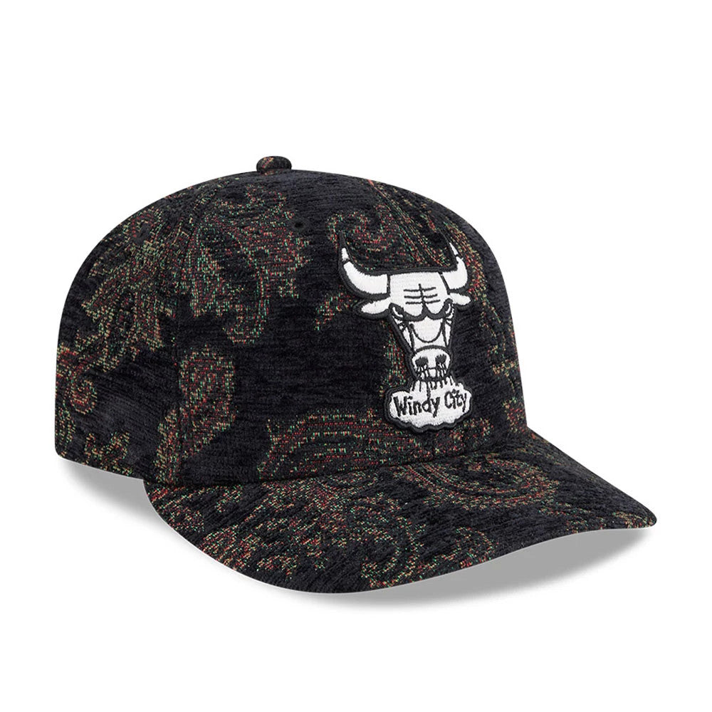 Chicago Bulls NBA Jacquard Chenille Black New Era 59FIFTY Fitted Cap, three-quarter view showing a white embroidered Bulls logo on the front panel, set on a black jacquard chenille fabric with a colourful paisley pattern.