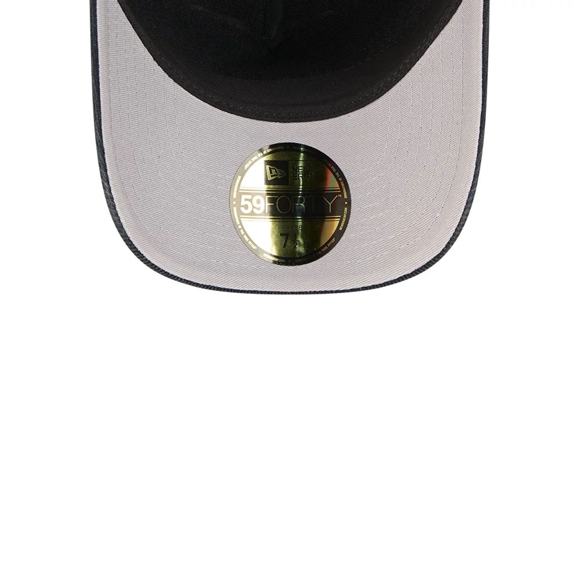 Pictured is this MLB Quickstrike Snow Wash Cord New York Yankees 59FORTY A-Frame Fitted cap in navy. 2