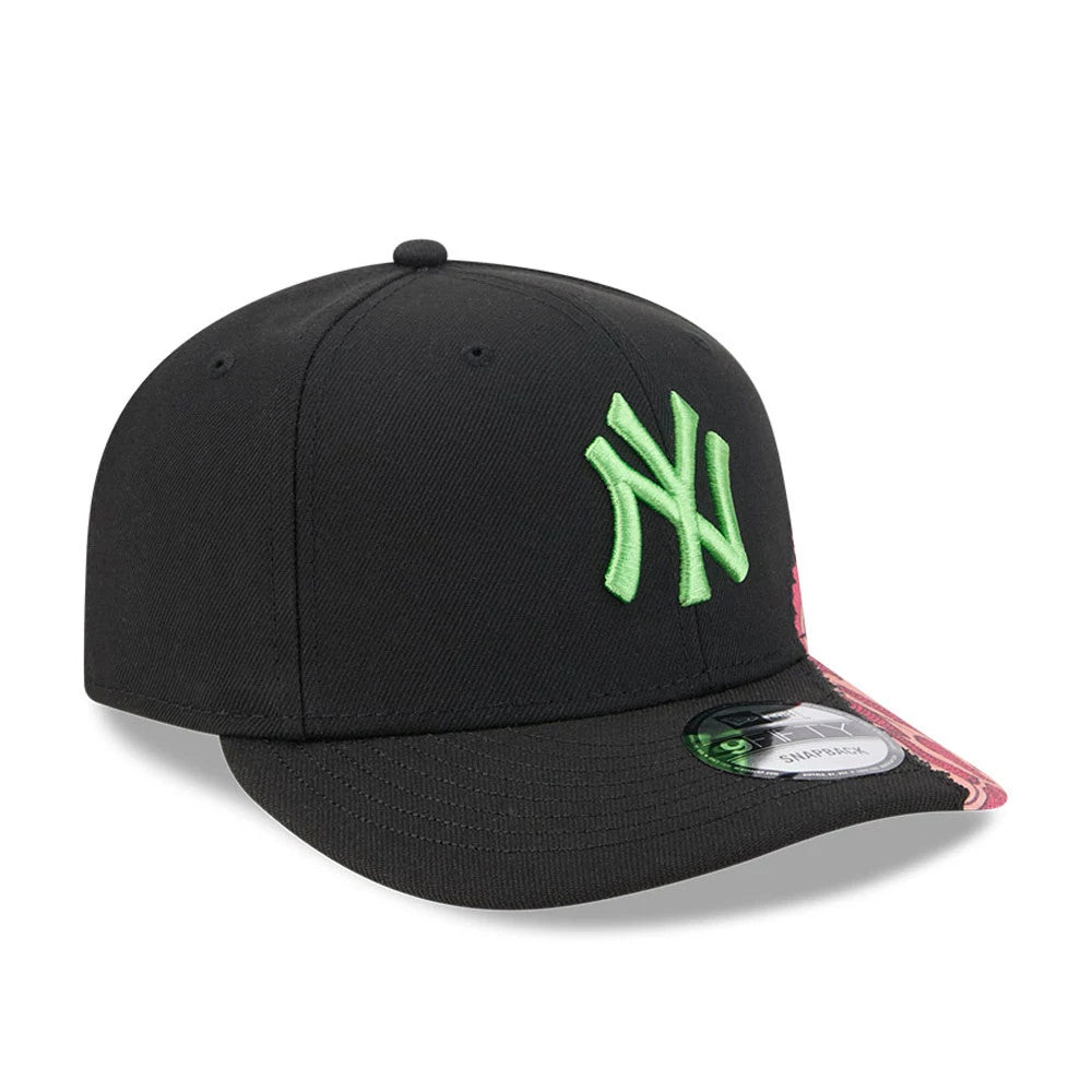 New York Yankees MLB Halloween Black New Era 9FIFTY Snapback Adjustable Cap, three-quarter view showing a bright green embroidered Yankees logo on the front panel, a flat black visor with a grey undervisor, and a 9FIFTY size sticker.