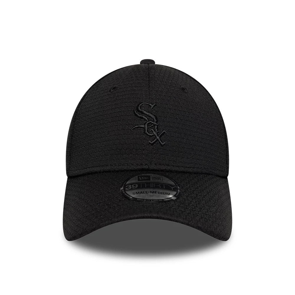Chicago White Sox MLB Tech Black New Era 39THIRTY Stretch Fit Cap, front view showing the black embroidered Sox logo on the structured black crown, with a pre-curved black visor and a 39THIRTY size sticker centrally placed.