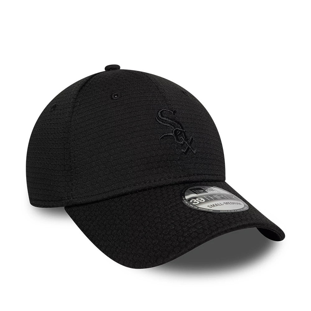 Chicago White Sox MLB Tech Black New Era 39THIRTY Stretch Fit Cap, three-quarter view showing the black embroidered team logo on the structured black crown, a curved black visor, and a 39THIRTY size sticker on the visor.