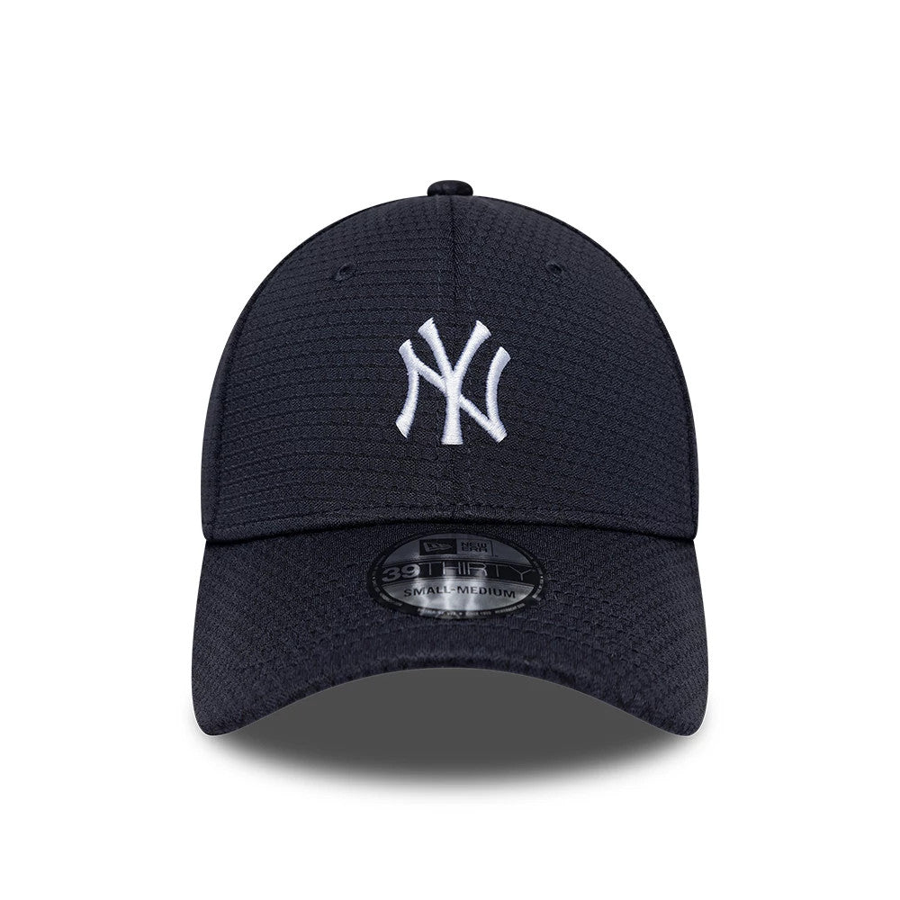 New York Yankees MLB Tech Navy New Era 39THIRTY Stretch Fit Cap, front view showing a white raised embroidered NY logo on the structured navy crown, with a curved visor and a 39THIRTY size sticker on the centre of the visor.