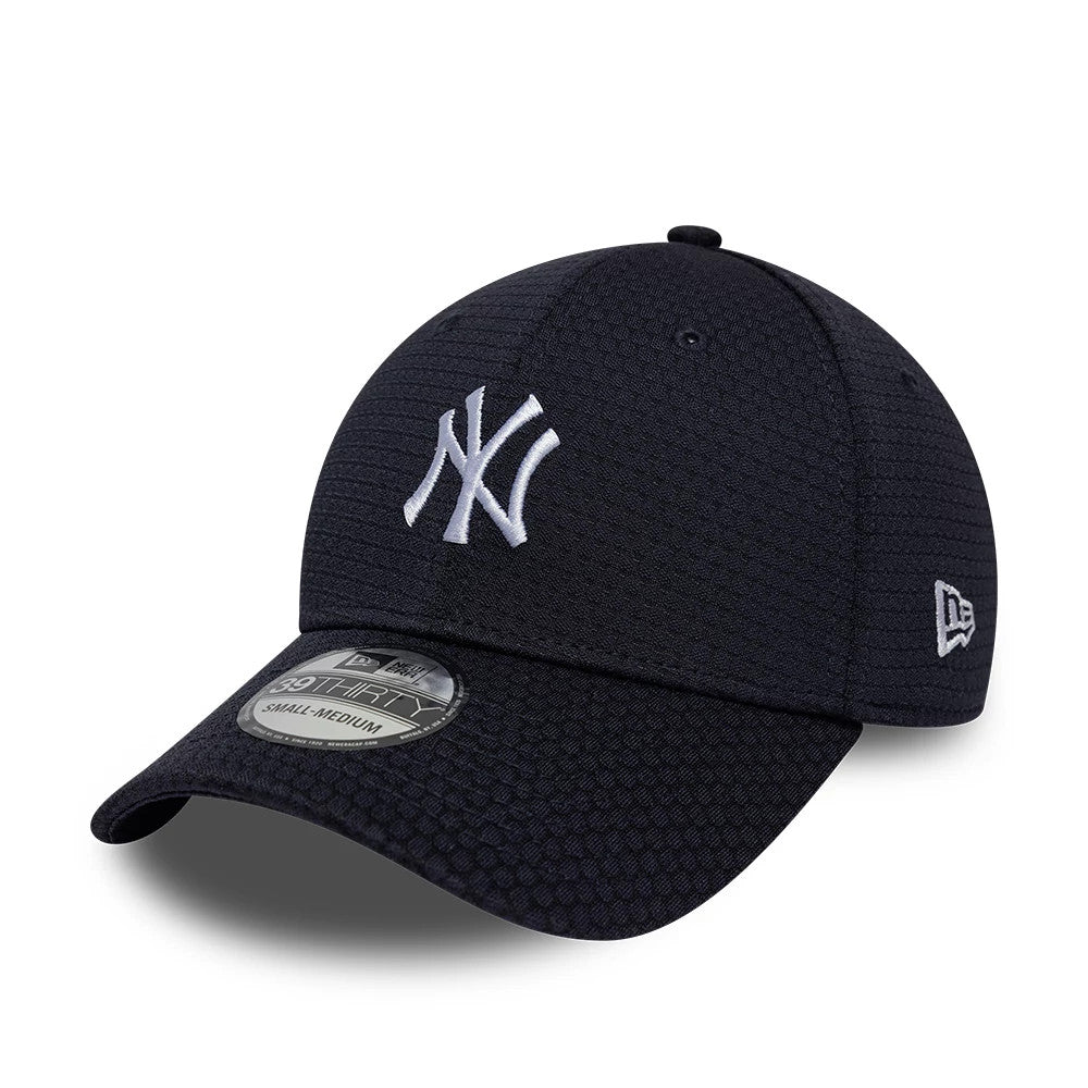 New York Yankees MLB Tech Navy New Era 39THIRTY Stretch Fit Cap, three-quarter view showing the raised white NY logo embroidered on the front panel, a black curved visor with a 39THIRTY size sticker and the New Era flag logo on the left side.