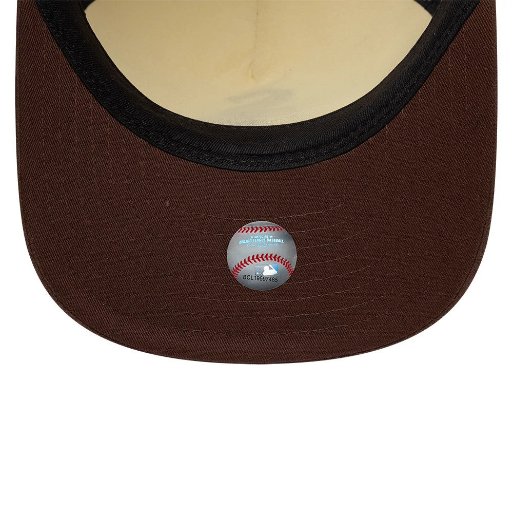 Pictured is this MLB Suede Visor Chicago White Sox 9FIFTY A-Frame Snapback cap in Cream. 7