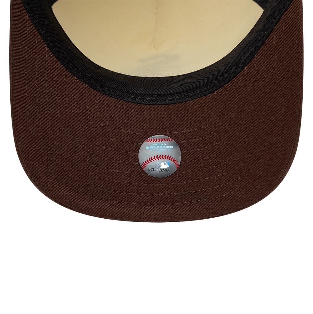 Pictured is this MLB Suede Visor Chicago White Sox 9FIFTY A-Frame Snapback cap in Cream. 7