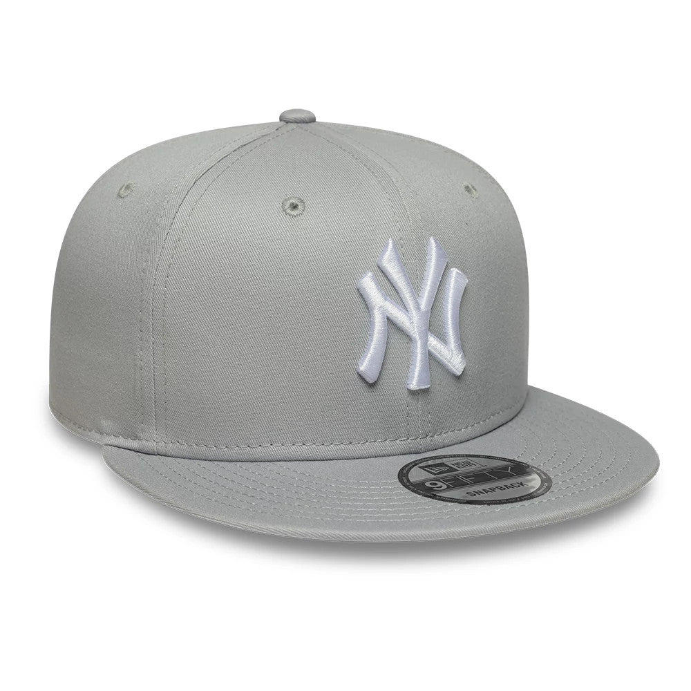 Yankees MLB League Essential Light Grey New Era 9FIFTY Snapback Adjustable Cap, front view showing the raised white NY logo on the structured light grey crown, with a flat light grey visor and a 9FIFTY size sticker on the visor.