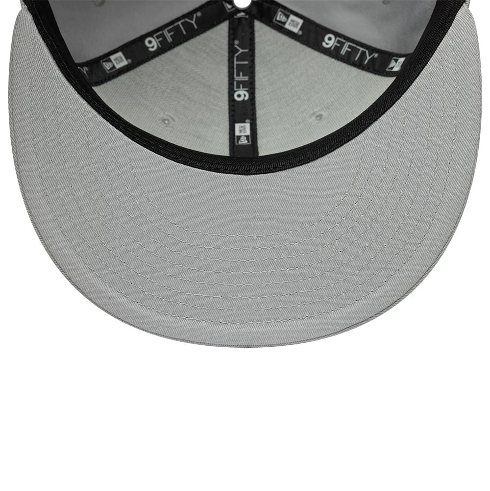 Pictured is this MLB League Essential New York Yankees 9FIFTY Snapback Adjustable cap in light grey. 5
