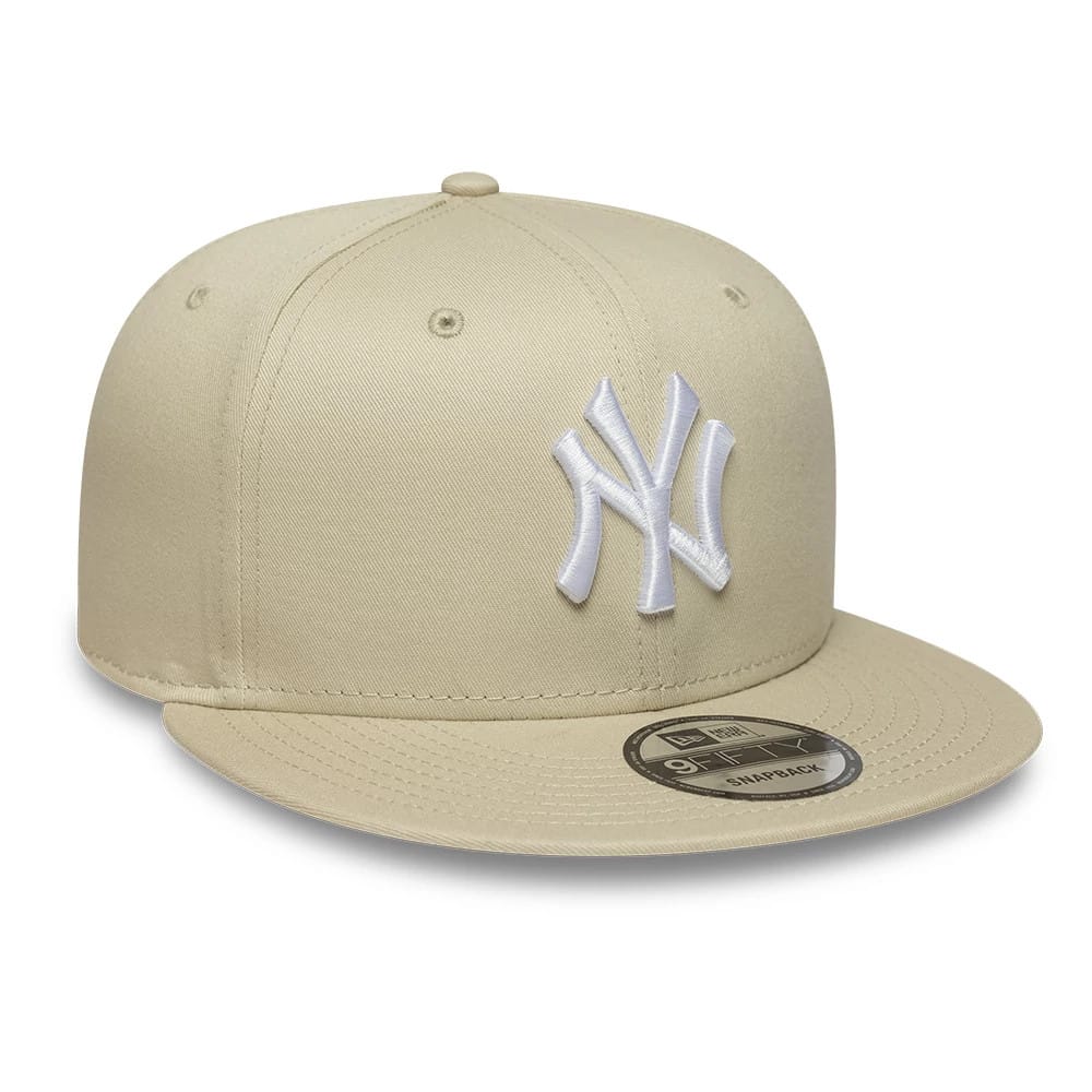 New York Yankees MLB League Essential Light Beige New Era 9FIFTY Snapback Adjustable Cap, front view showing the white embroidered NY logo on the structured light beige crown, flat beige visor and 9FIFTY size sticker on the visor.