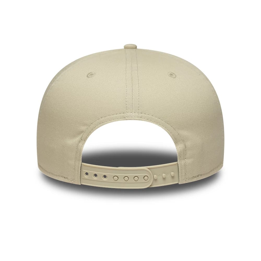 Pictured is this MLB League Essential New York Yankees 9FIFTY Snapback Adjustable cap in light beige. 4