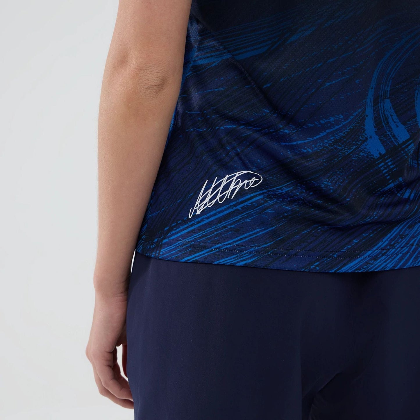 The model is wearing this Womens Alex Albon Atlassian Williams F1 Team Tech T-shirt in navy. 7