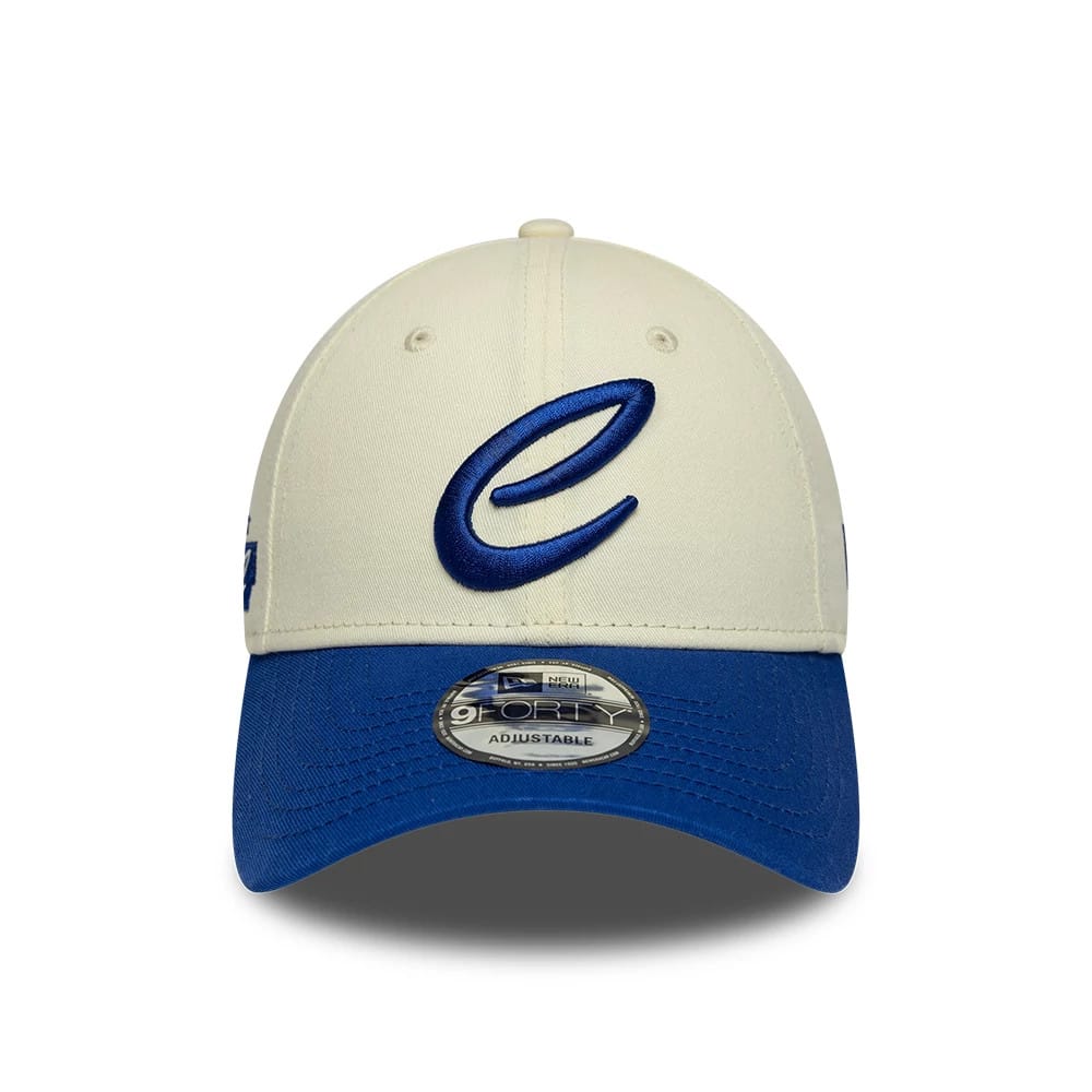 FIA Formula E Cream New Era 9FORTY Adjustable Cap, front view showing a dark blue embroidered e logo on the cream front panel, complemented by a vivid blue visor and a 9FORTY size sticker centrally placed on the visor.