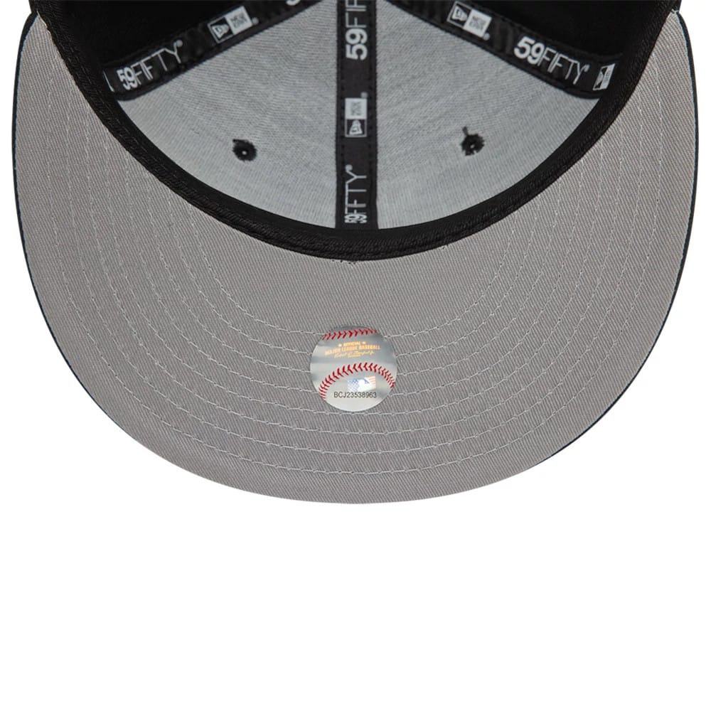 Pictured is this MLB Heart Icon LA Dodgers 59FIFTY Fitted cap in black. 2