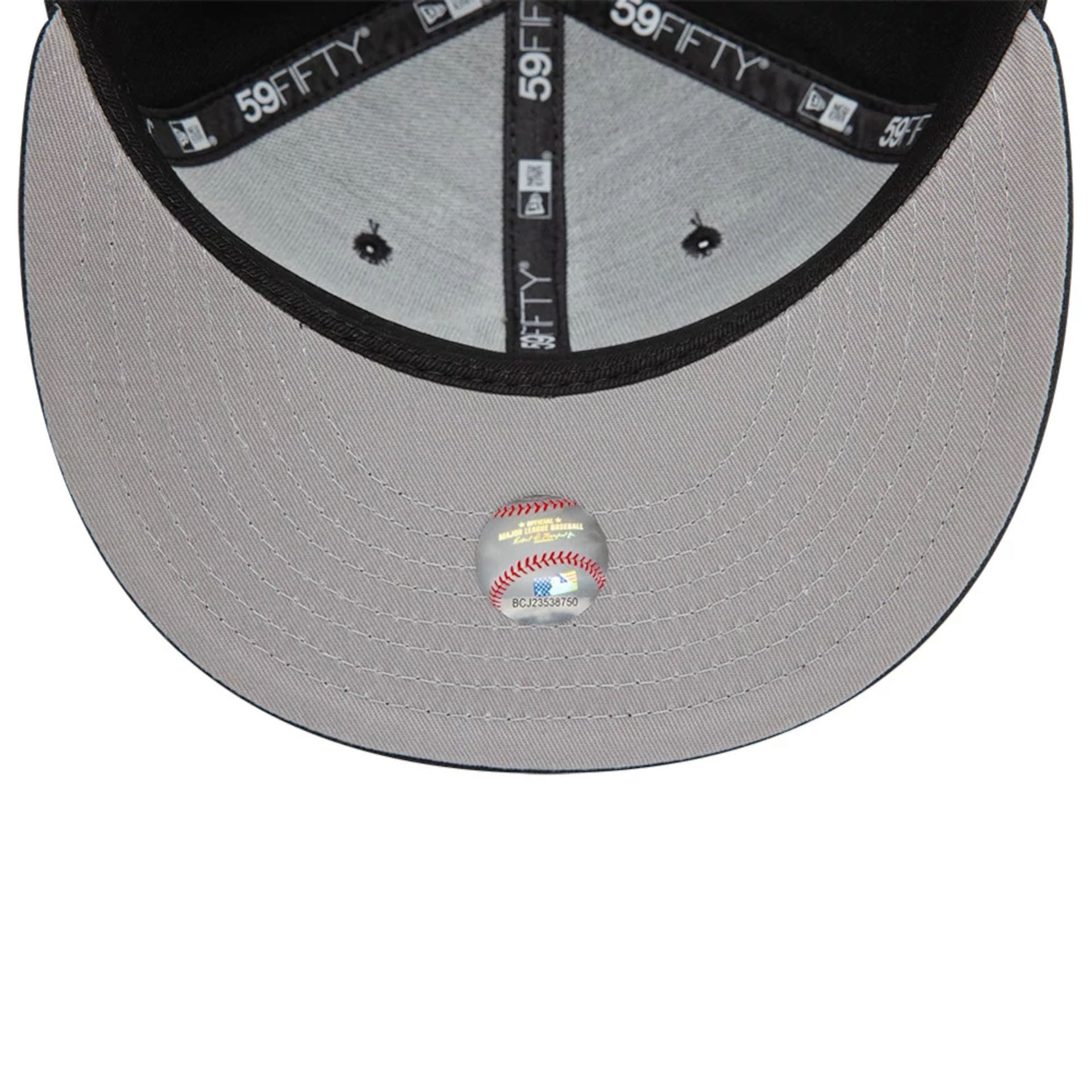 Pictured is this MLB Heart Icon New York Yankees 59FIFTY Fitted cap in black. 2
