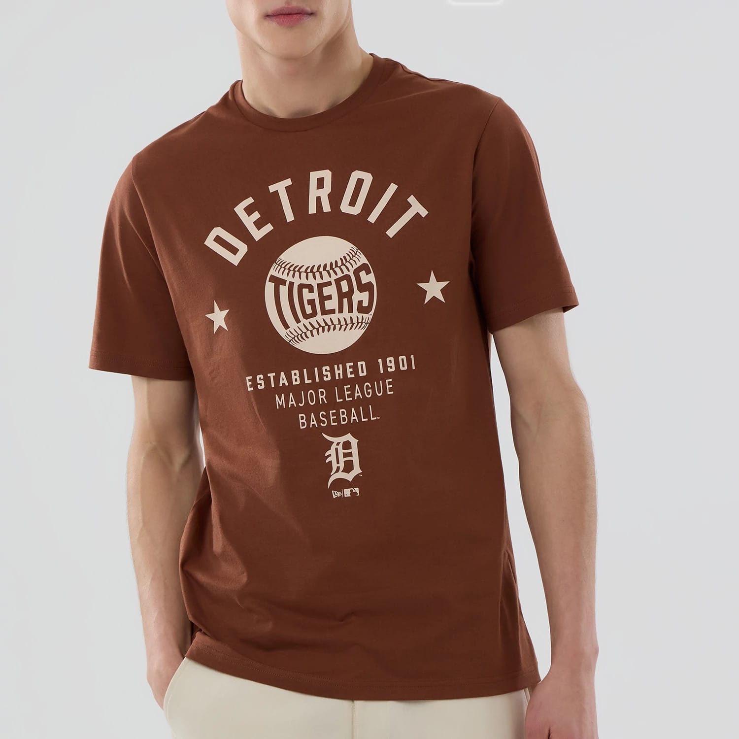 The model is wearing this MLB Graphic Detroit Tigers T-Shirt in brown. 1