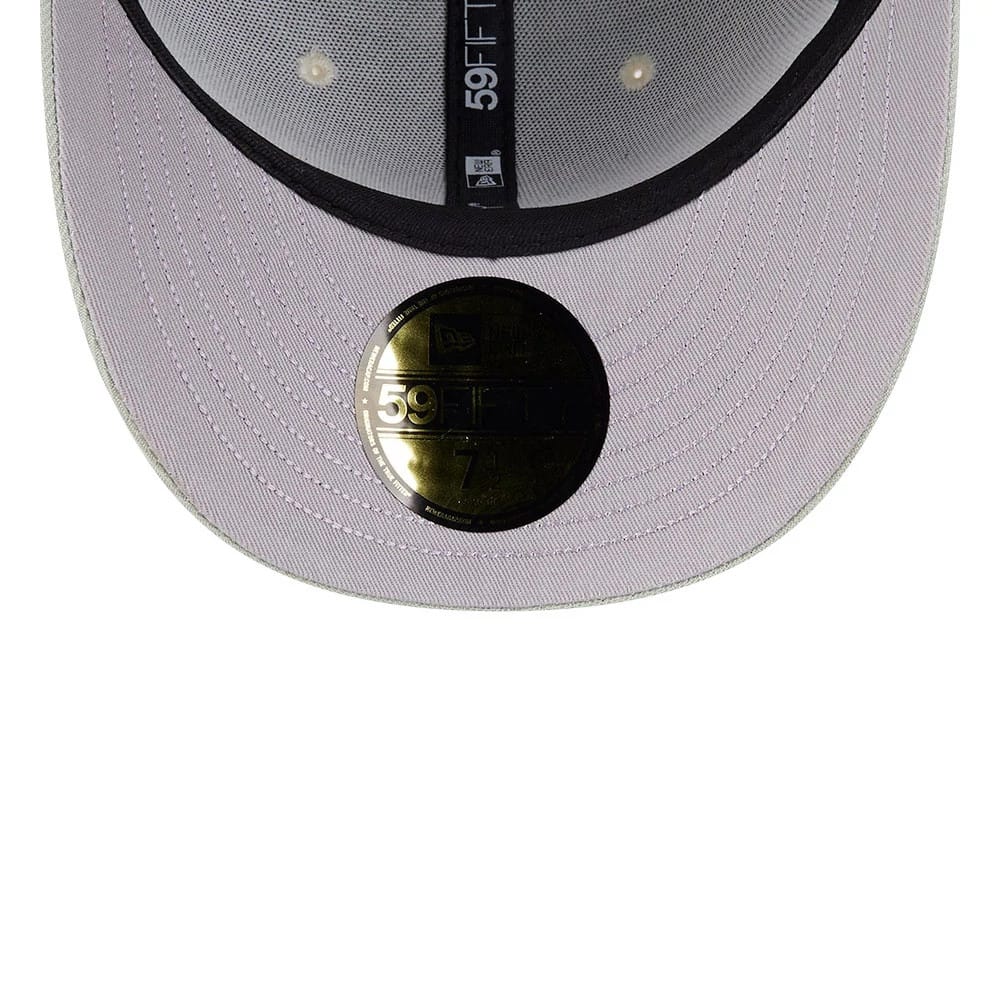 Pictured is this MLB Fathers Day Boston Red Sox 59FIFTY Fitted cap in pastel green. 2