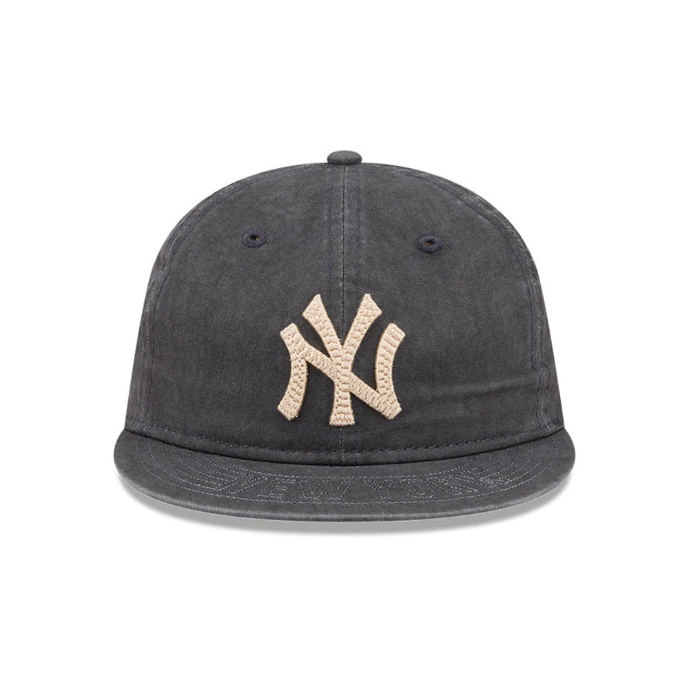 Pictured is this MLB 59FIFTY Day New York Yankees Retro Crown 59FIFTY Fitted cap in black. 3
