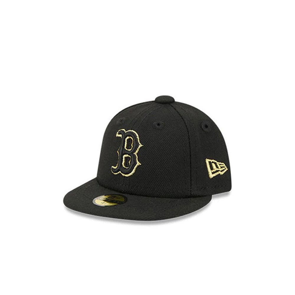 Boston Red Sox MLB 59FIFTY Day Black Mini New Era 59FIFTY Fitted Cap, front view showing a gold embroidered B logo on the front panel, a matching gold New Era flag logo on the left side, and a gold 59FIFTY size sticker on the black visor.