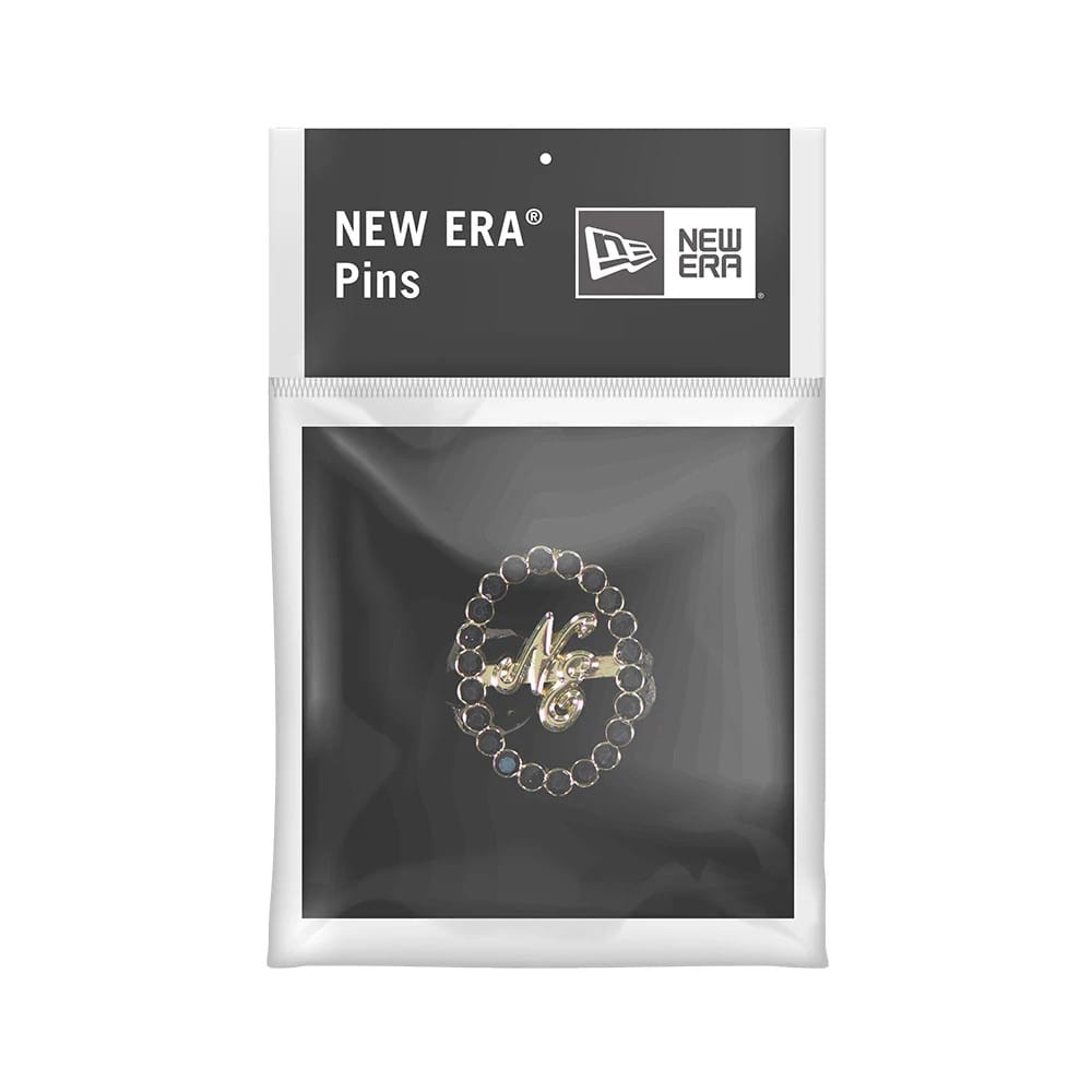 New Era 59FIFTY Day Diamond Catch Closure Black Pin Badge, front view in packaging showing a gold pin with diamond-like accents arranged in a circular pattern around the stylised NE initials, enclosed in a clear plastic pouch.