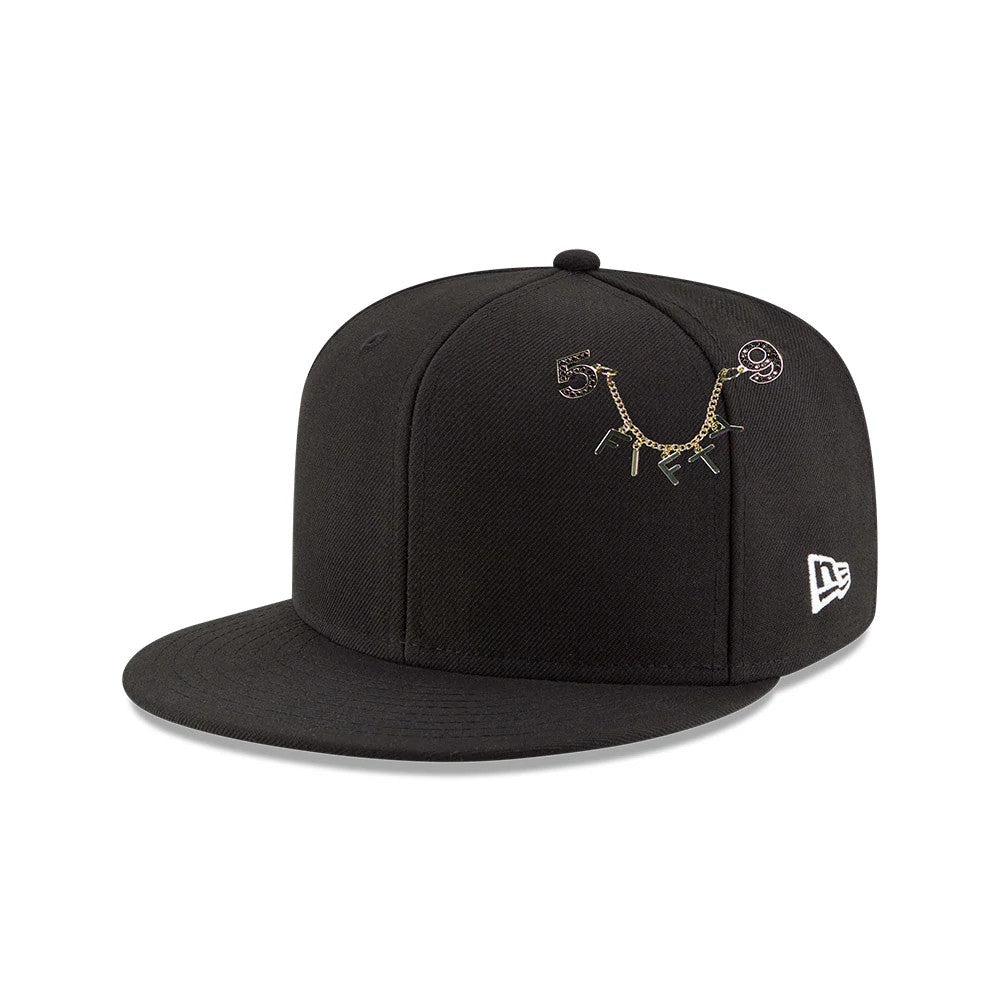 Pictured is this New Era 59FIFTY Day Chain Pin Badge in black. 2