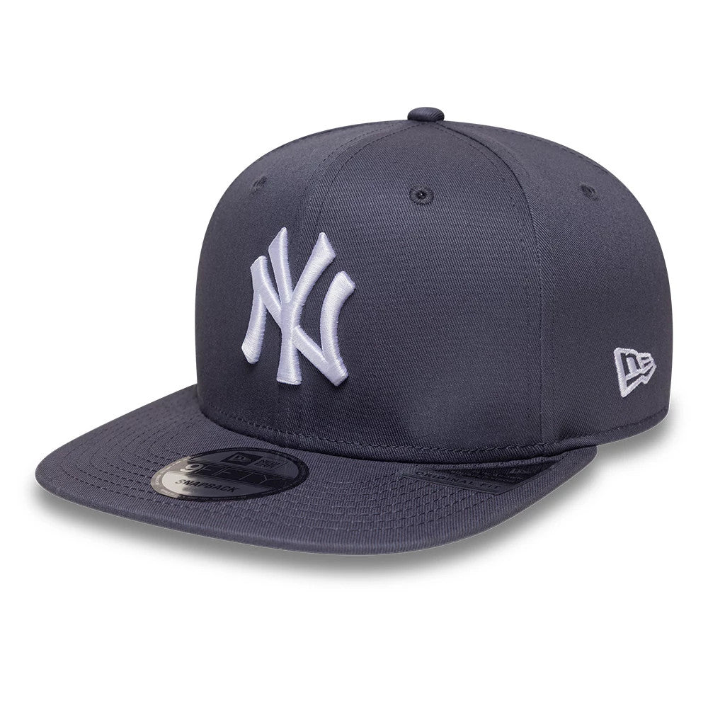 Yankees MLB League Essential Dark Grey New Era 9FIFTY Snapback Adjustable Cap, front view showing the raised white embroidered NY logo on the front panel, a flat dark grey visor with a 9FIFTY size sticker, and the New Era flag logo on the left side.