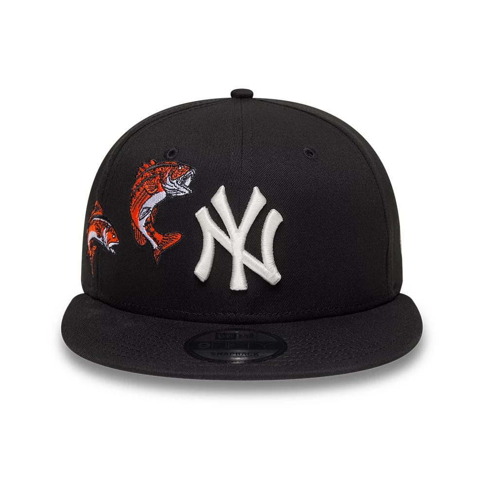 Pictured is this MLB Outdoor Icon New York Yankees 9FIFTY Snapback cap in black. 2