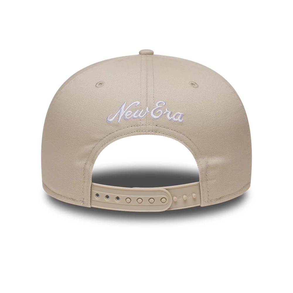 Pictured is this MLB Outdoor Icon New York Yankees 9FIFTY Snapback cap in light beige. 4