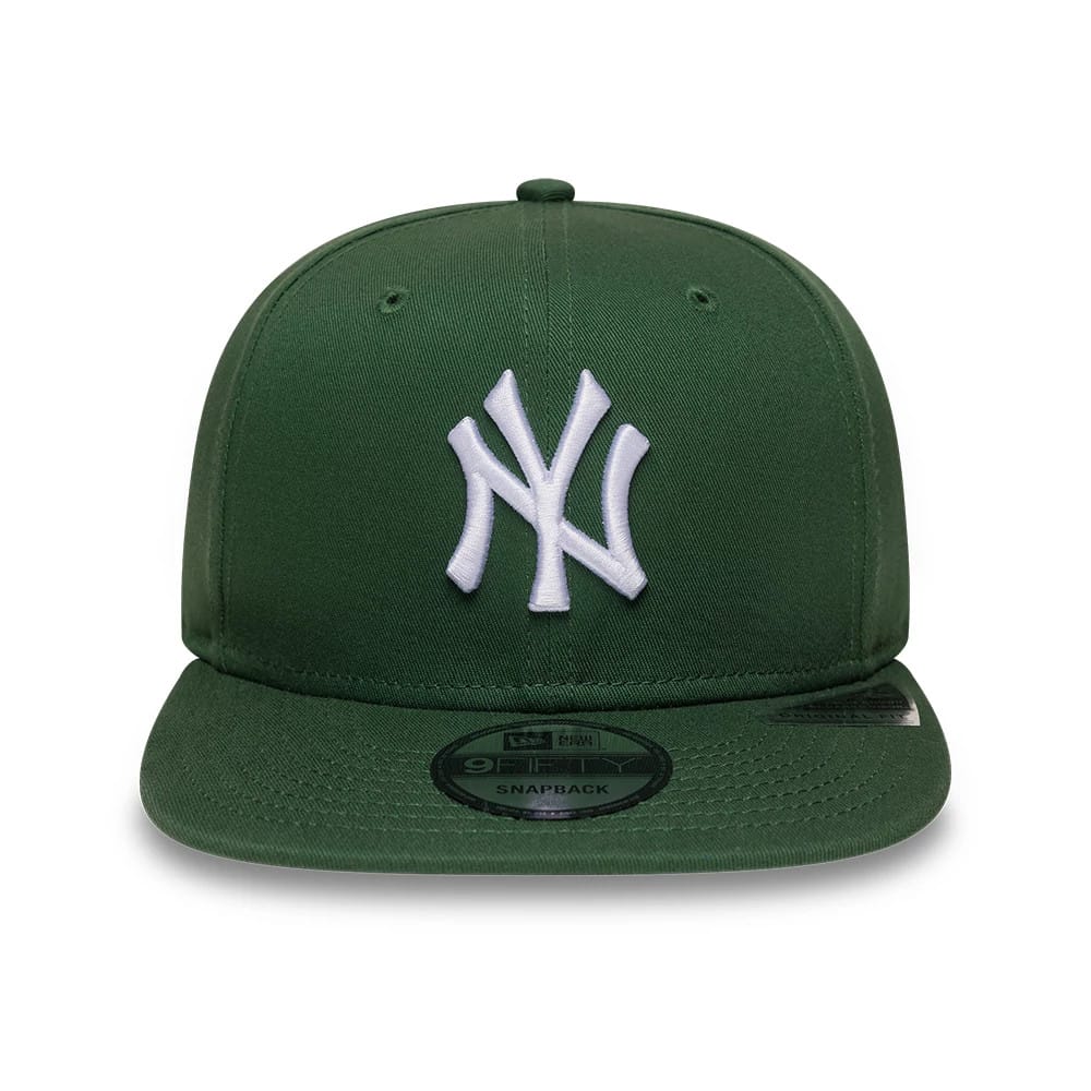 Pictured is this MLB League Essential New York Yankees 9FIFTY Snapback cap in dark green. 2