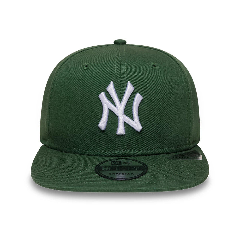 Yankees MLB League Essential Dark Green New Era 9FIFTY Snapback Adjustable Cap, front view showing the white raised embroidered NY logo on the structured dark green crown, with a flat visor and a 9FIFTY size sticker on the visor.