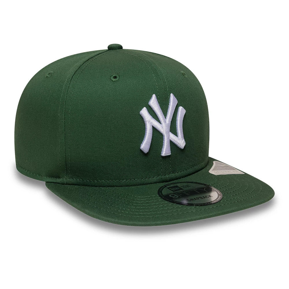 Yankees MLB League Essential Dark Green New Era 9FIFTY Snapback Adjustable Cap, front view showing the white raised embroidered NY logo on the front panel, a flat dark green visor, and a 9FIFTY size sticker on the top.