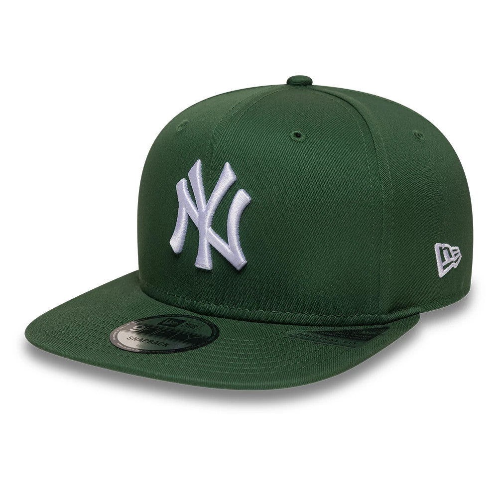 Yankees MLB League Essential Dark Green New Era 9FIFTY Snapback Adjustable Cap, three-quarter view showing the large white embroidered NY logo on the front panel, a contrasting dark green visor with a 9FIFTY size sticker.