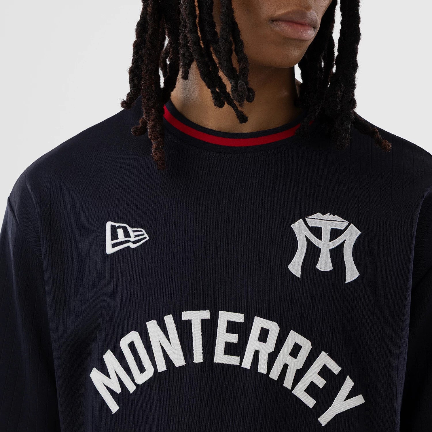 The model is wearing this LMB Sultanes De Monterrey Oversized T-Shirt in navy. 4