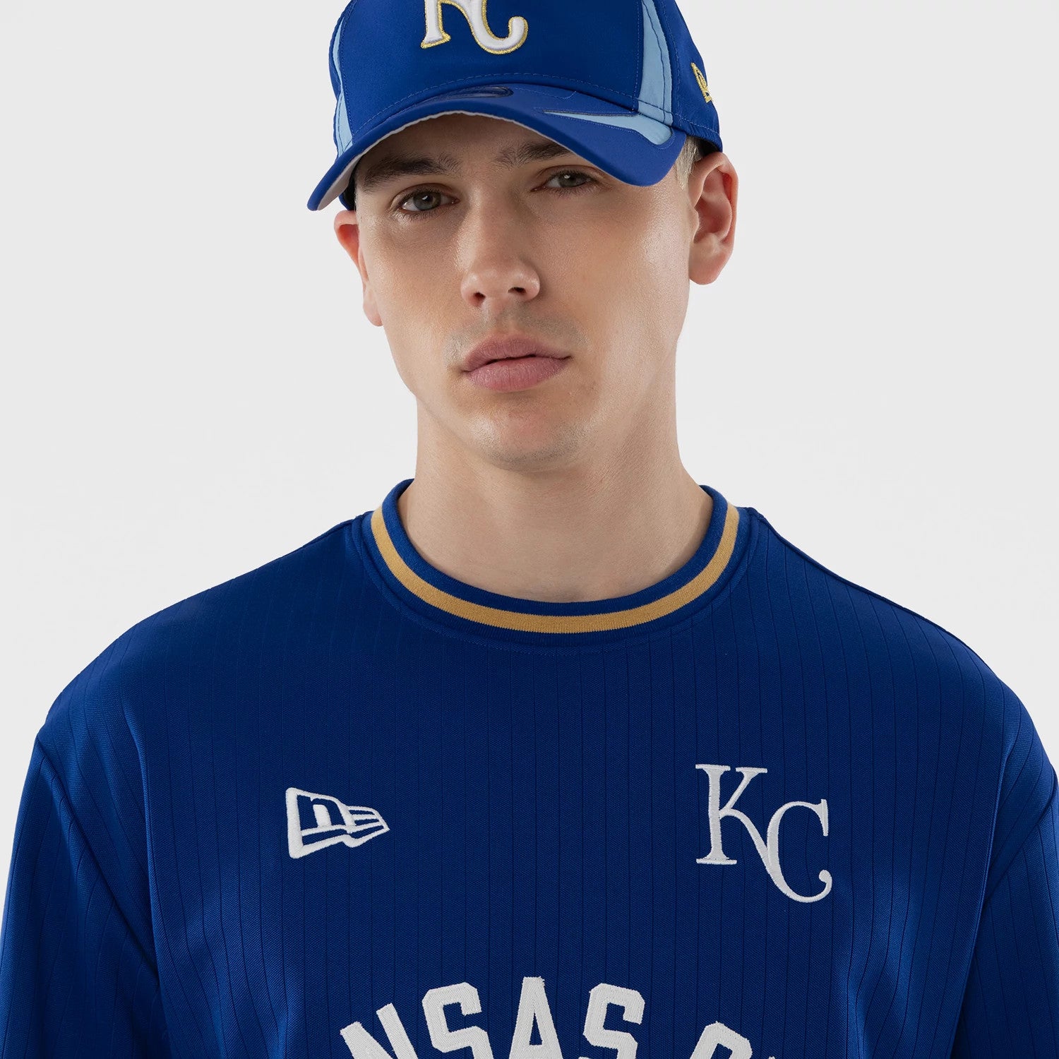 The model is wearing this MLB Kansas City Royals Oversized T-Shirt in blue. 3