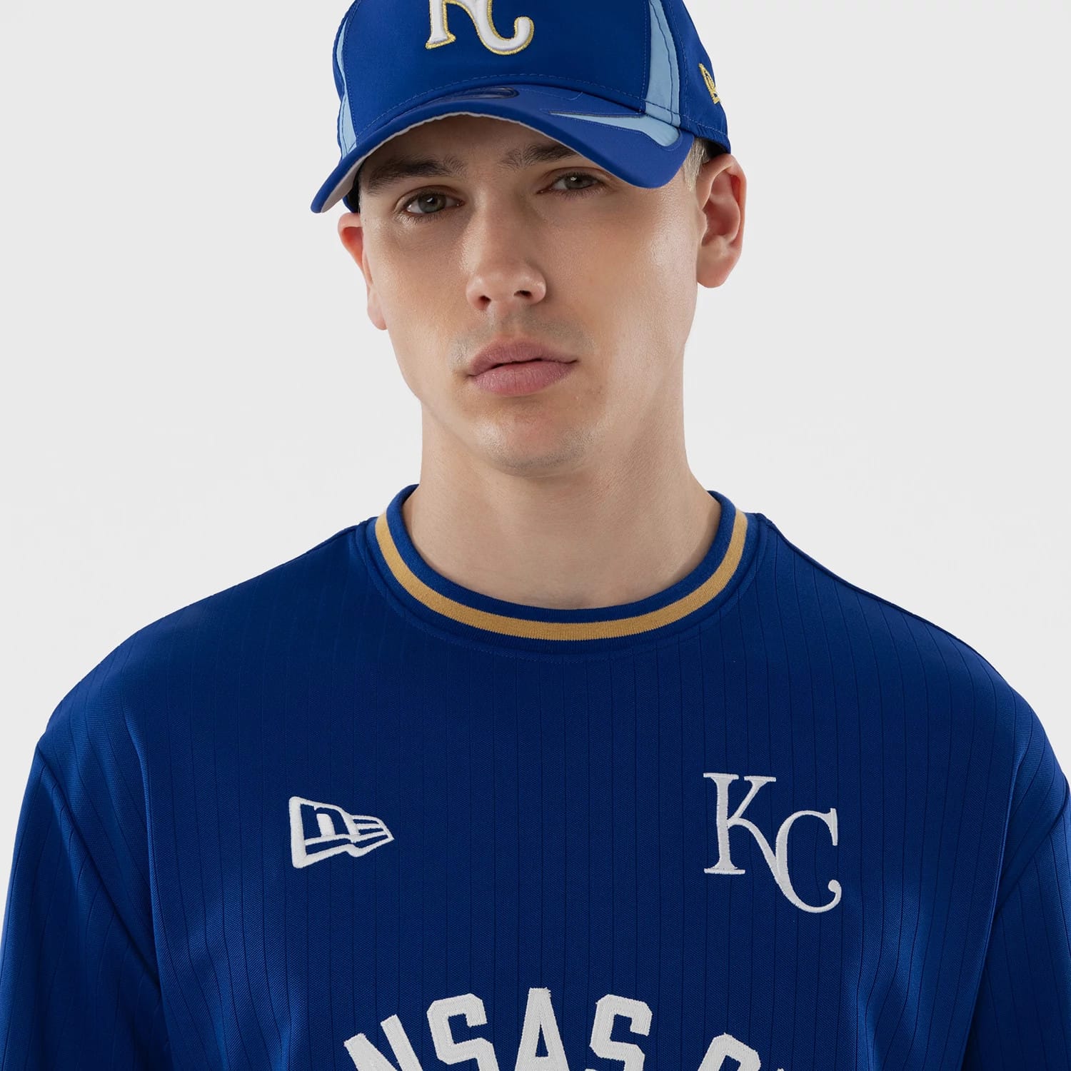 The model is wearing this MLB Kansas City Royals Oversized T-Shirt in blue. 3