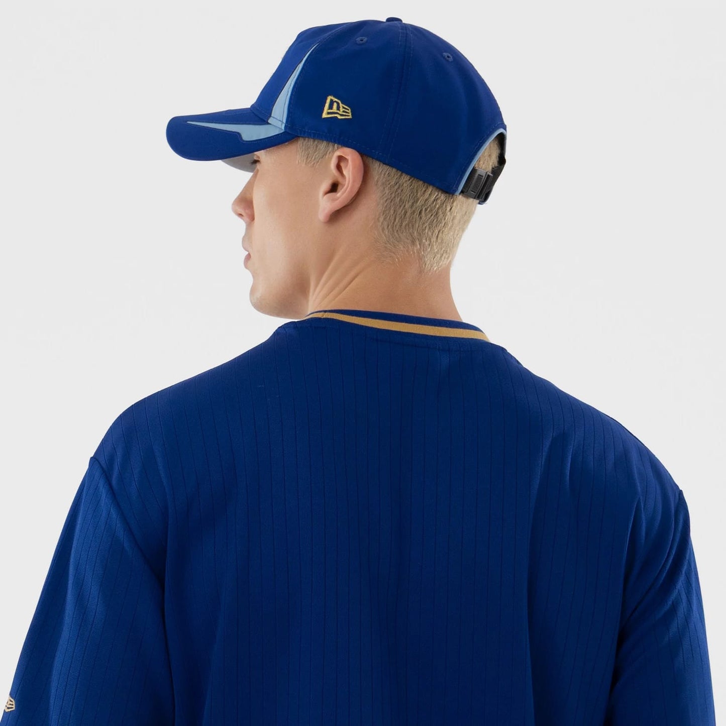 The model is wearing this MLB Kansas City Royals Oversized T-Shirt in blue. 7